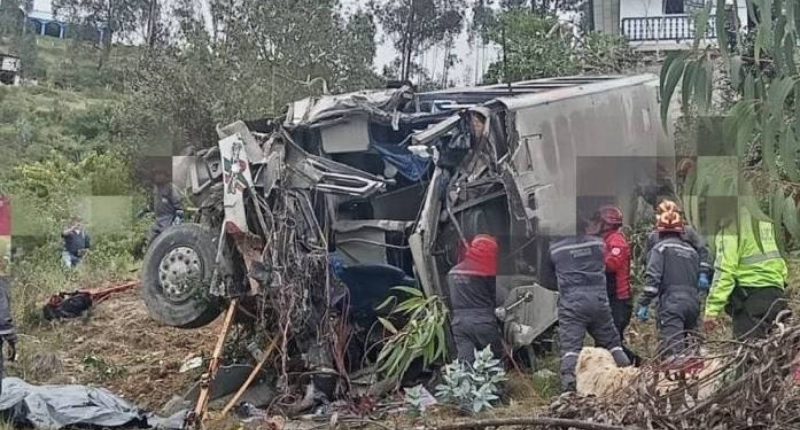 Bus cae 25 metrosy dejó dos muertos – La Voz del Altiplano