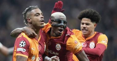 Osimhen llora por su madre tras pancarta gigante en estadio – La Voz del Altiplano