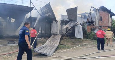 Incendio en Chone arrasa dos hogares y deja devastación – La Voz del Altiplano