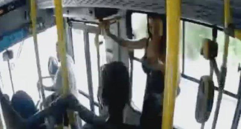 Joven cae de autobús en Brasil: momento impactante grabado – La Voz del Altiplano