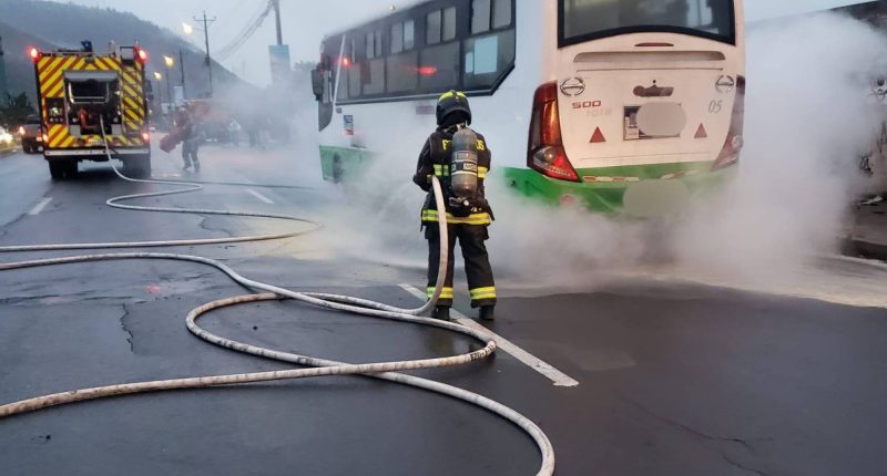 Incendio de bus en Avenida Mango Inga, Quito – La Voz del Altiplano