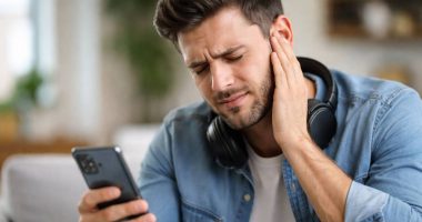 Uso prolongado de auriculares y sus efectos en el oído – La Voz del Altiplano