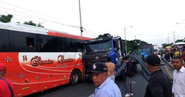 Varillas atraviesan bus en la vía a Daule, Guayaquil – La Voz del Altiplano