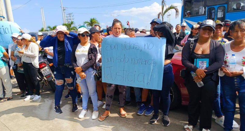 Protesta por 16 pescadores perdidos tras incendio de barco – La Voz del Altiplano