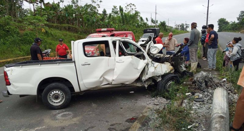 Sobreviven tras choque contra un poste – La Voz del Altiplano