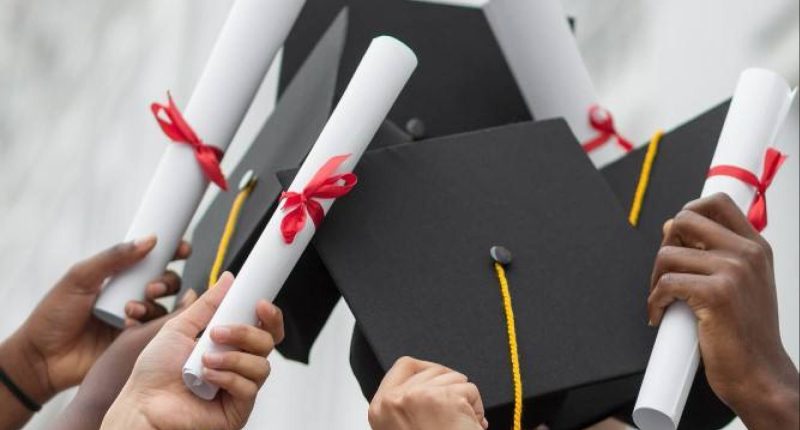 Ecuador invalidó 2.708 títulos de universidad – La Voz del Altiplano