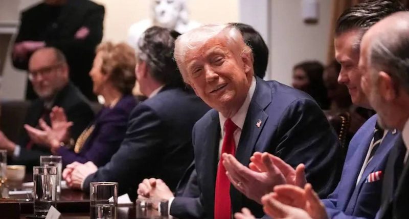 Donald Trump firma orden para pagar a agentes de la TSA – La Voz del Altiplano