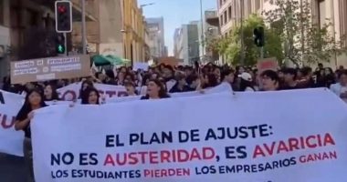 Estudiantes protestan en Santiago contra ajustes educativos 2023 – La Voz del Altiplano