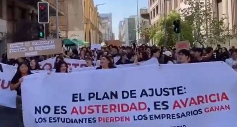 Estudiantes protestan en Santiago contra ajustes educativos 2023 – La Voz del Altiplano