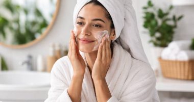 Errores al retirar el maquillaje que dañan tu piel – La Voz del Altiplano