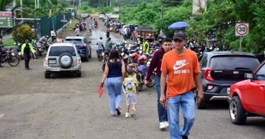 Usuarios duermen y madrugan a Portovial para matricular vehículos – La Voz del Altiplano