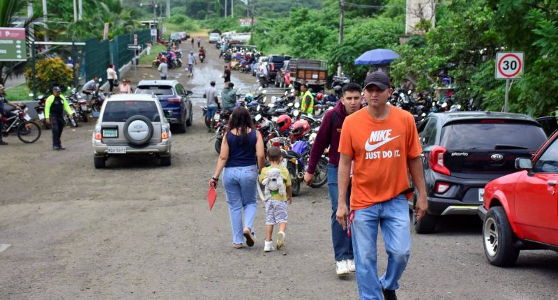 Usuarios duermen y madrugan a Portovial para matricular vehículos – La Voz del Altiplano