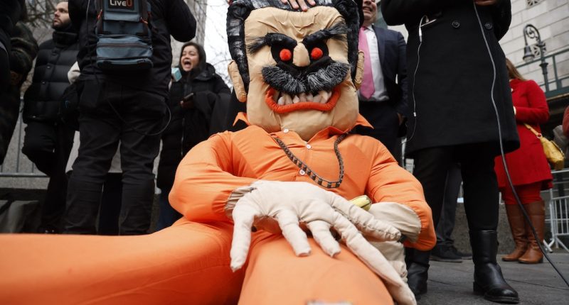 Llanto e indignación entre seguidores de Maduro que acompañaron su audiencia en Caracas – La Voz del Altiplano