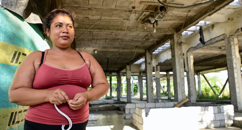 Predios de escuela destruida es refugio de damnificados del 16A – La Voz del Altiplano