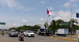 ciudadanos resaltan bandera gigante en Portoviejo – La Voz del Altiplano