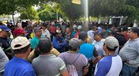 Plantón de obreros municipales en Manta por salarios adeudados – La Voz del Altiplano