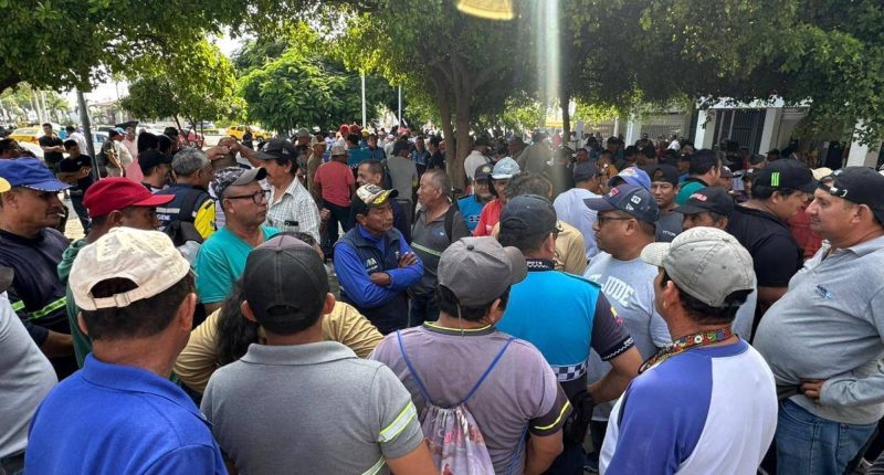 Plantón de obreros municipales en Manta por salarios adeudados – La Voz del Altiplano