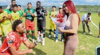 ¡Del pitazo al «te amo» eterno! Denny Mideros arrodillado pide matrimonio a su novia en la Tarde Raspada – La Voz del Altiplano