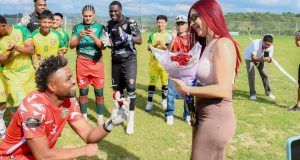 ¡Del pitazo al «te amo» eterno! Denny Mideros arrodillado pide matrimonio a su novia en la Tarde Raspada – La Voz del Altiplano