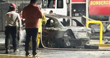 el momento en que un taxi se prendió en llamas en plena gasolinera – La Voz del Altiplano