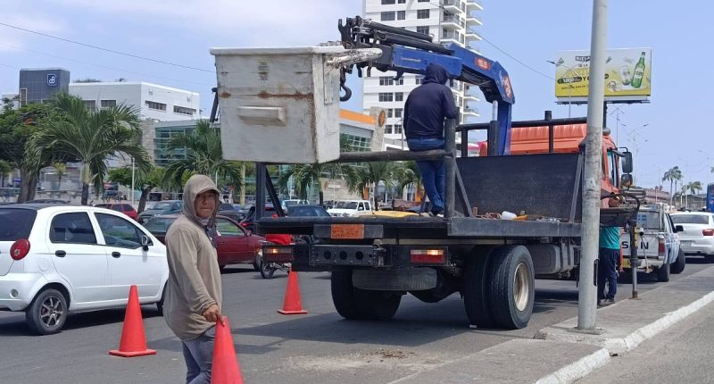 Reparación de postes y cableado en parques del Malecón – La Voz del Altiplano