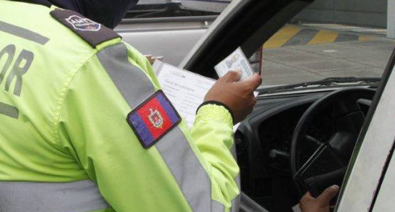 Evita Multas en Ecuador: ¿Tu Licencia Está Caducada? – La Voz del Altiplano