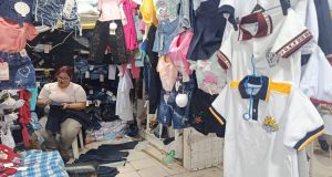 Comerciantes de Manta en Tensión por Pasillos Vacíos – La Voz del Altiplano