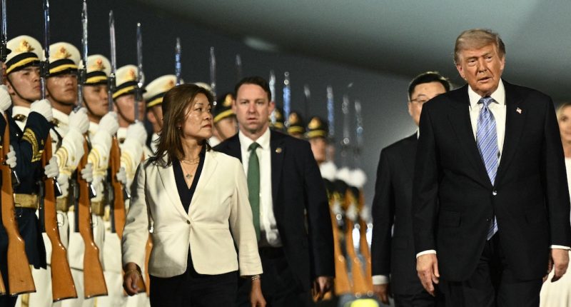 Donald Trump llega a China acompañado de grandes empresarios estadounidenses – La Voz del Altiplano
